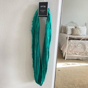 NWT Green APT Pashmina Loop Infinity Scarf